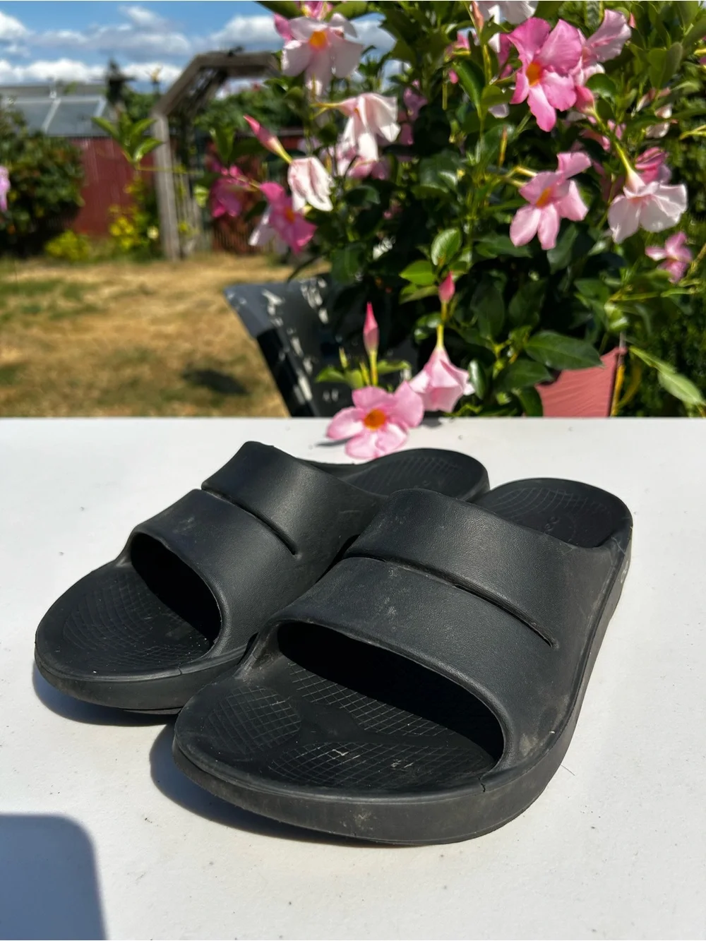 Oofoos Unisex’s Black Men's and Women’s Slide Sandals Size M9,W11